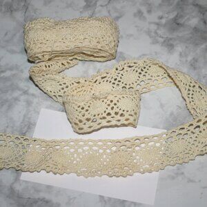 FLAT LACE #1460 - Crochet Floral Scalloped Edge Cream - 1 1/2" x 3 yds